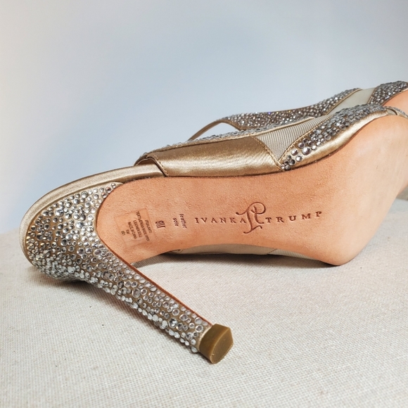 NWOB Ivanka Trump Galantz Satin Mesh Crystal Pumps sz 9 - Picture 2 of 6
